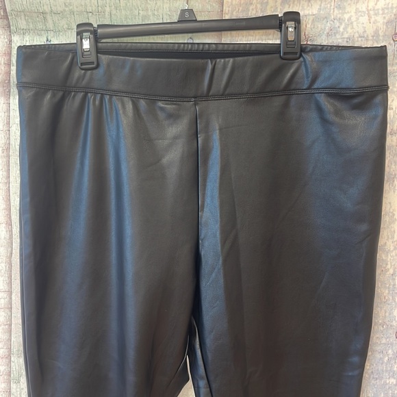 Brand new without tags womans Simply Vera Verawang faux leather leggings. XXL - Picture 2 of 12